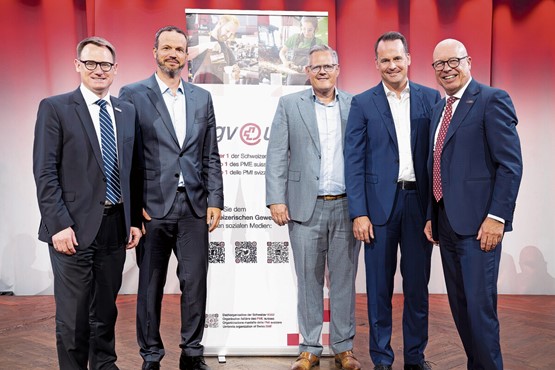 Die drei neuen sgv-Vorstandsmitglieder Patrick Gendre (2. v. l.), Roman Mayer (Mitte) und Damian Müller mit sgv-Direktor Urs Furrer (l.) und Präsident Fabio Regazzi. Bild: Nadia Schärli