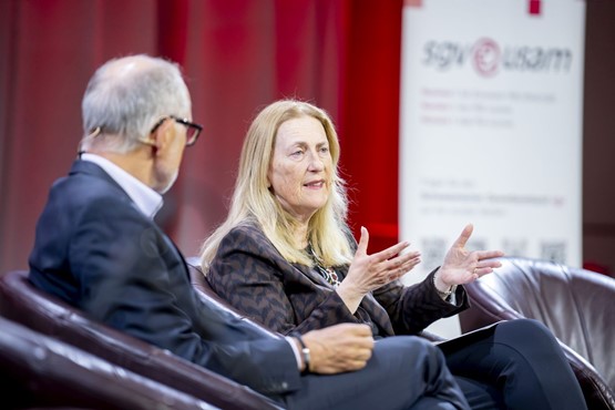 «Wir müssen die agilsten Hürdensprinter werden»: Helene Budliger Artieda im Gespräch mit Moderator Reto Brennwald am Schweizerischen Gewerbekongress. | Bild: Nadia Schärli