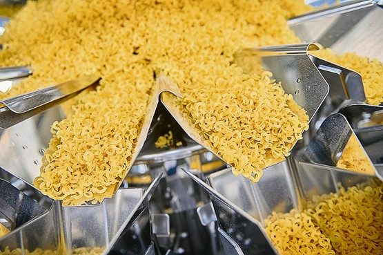 Die Teigwaren des Frauenfelder Familienbetriebes schmecken nicht nur gut, sondern werden auch verantwortungsvoll hergestellt – mit Fokus auf regionale Rohstoffe, effiziente Produktion und umweltfreundliche Verpackungslösungen.