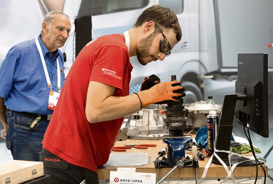 Die duale Berufsbildung und die berufliche Weiterbildung werden umso wichtiger, je mehr Arbeits- und Fachkräfte den Betrieben fehlen: Szene von den SwissSkills 2025. Bild: Iris Andermatt