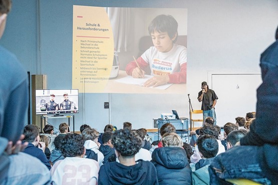 Ambassadeur de l’apprentissage, il prend la parole dans les écoles face aux jeunes générations.