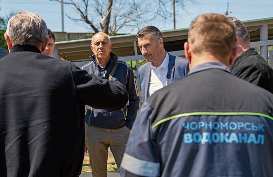 Une délégation suisse emmenée par l’ambassadeur Jacques Gerber (chemise blanche) à Tchornomorsk, où le matériel énergétique fourni par la Suisse a été valorisé.  Photo: dr