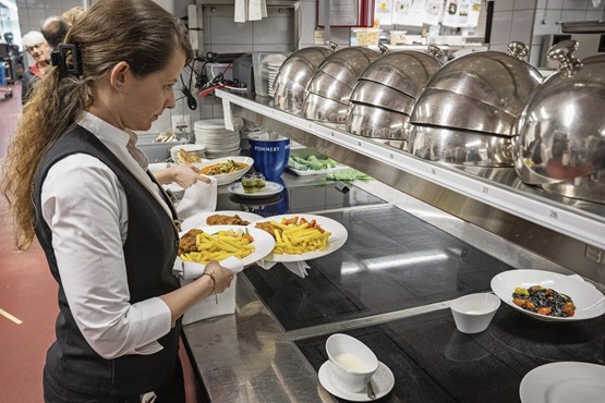 Les deux chambres sur la même ligne: sur un renforcement des conventions collectives de travail. Une bonne nouvelle pour de nombreuses PME dans des secteurs comme la restauration. Photo: Keystone