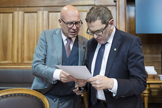 Les chambres ont adopté les motions des conseillers aux États Jakob Stark (à dr.) et Fabio Regazzi (à g.). Pour réduire les coûts de la règlementation et renforcer la transparence.Photo: Keystone