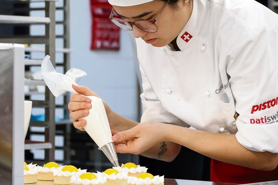 Confiseurin bei der Herstellung von Patisserie – das Handwerk steht exemplarisch für die praxisnahe Berufsbildung in der Schweizer Bäckerei-Confiserie-Branche. Bild: Sami Di Pasquale