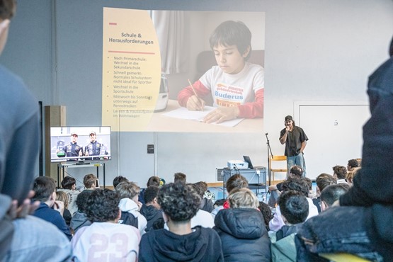 Er ist Botschafter der Berufslehre und wirbt unter anderem mit Vorträgen an Schulen für die duale Berufsbildung.