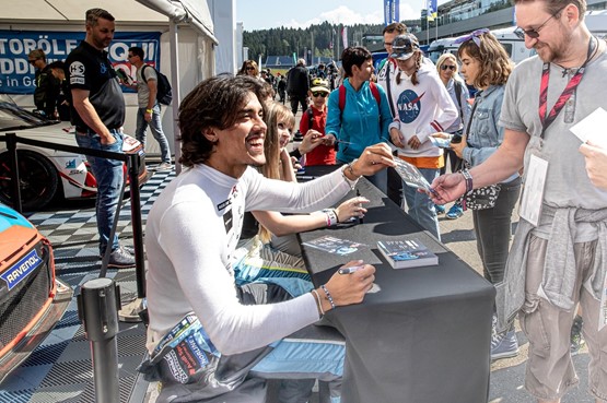 Lucas Ayrton Mauron nimmt sich bei einer Autogrammstunde auch gerne Zeit für die Fans. Bilder: Annette Flavia Matt