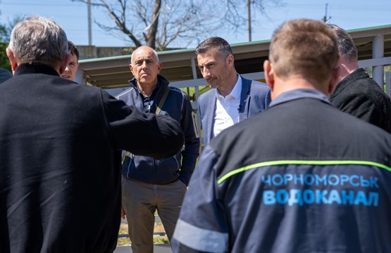 Eine Schweizer Delegation mit Botschafter Jacques Gerber (weisses Hemd) besucht die Stadt Chornomorsk, wo Energiemateriallieferungen der Schweiz zum Einsatz gekommen sind.  Bild: zVg