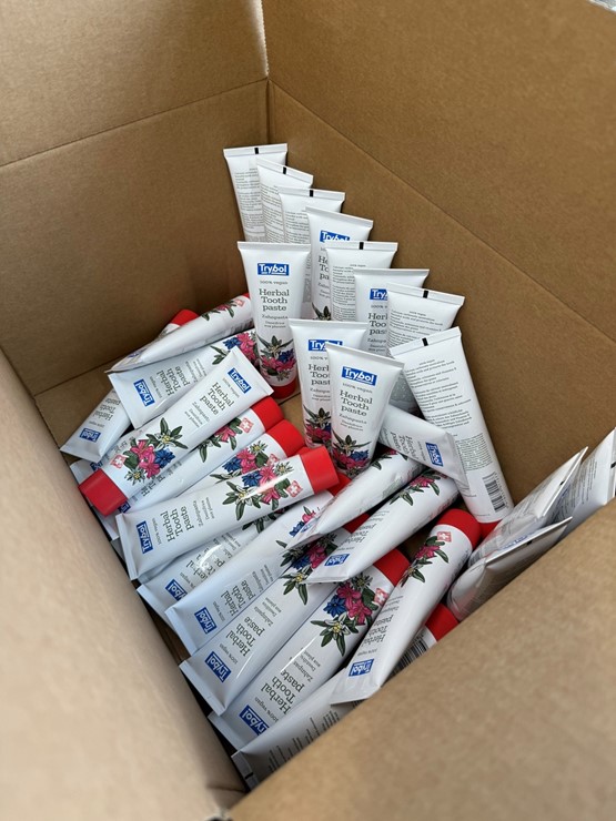 Starke Marke dank Schweizer Herkunft: Das traditionsreiche Schweizer Unternehmen produziert Kosmetik- und Pflegeprodukte vollständig in Neuhausen am Rheinfall. Bilder: zVg