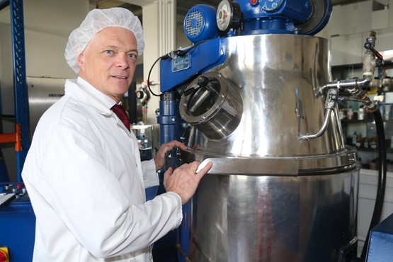 Thomas Minder führt die Trybol AG in der 3. Generation. Er setzt dabei auf die beiden Standbeine Eigenmarken sowie Private Labelling. Ebenso produziert er für Kleinstkunden Kosmetik- und Pflegeprodukte.