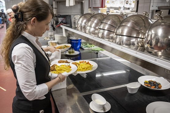 Die beiden Parlamentskammern haben sich auf eine Stärkung der Gesamtarbeitsverträge geeinigt. Das ist ein Erfolg für ganz viele KMU in unterschiedlichsten Branchen, zum Beispiel in der Gastronomie. Bild: Keystone