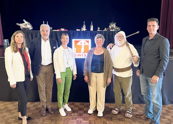 Engagiert für Swiss Label: Geschäftsführerin Mirjam Voser, sowie die Vorstandsmitglieder Rolf Locher, Nationalrätin Diana Gutjahr, Alice Glauser, Robert König als Wilhelm Tell und Fabian Sens (v.l.). Bilder: CR