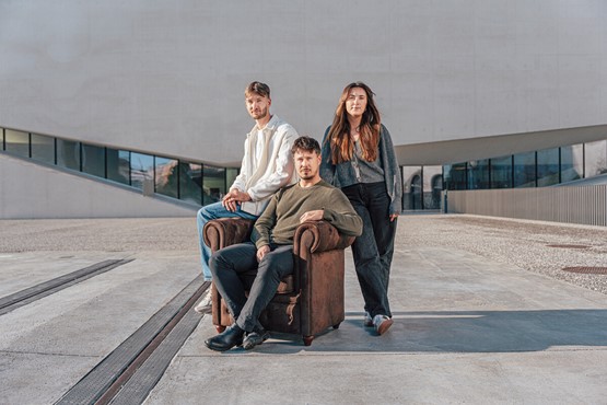 Luca Chatelain, Lucien Meylan (assis)et Rachelle Allaz: l’apprentissage n’a pas fini de démontrer ses vertus transversales et l’acquisition de qualités humaines pour toute la vie.  Photo: dr