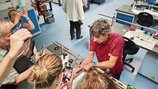 Dépasser les clichés et découvrir la réalité de ces métiers. Photo: Rickli Micromécanique SA.