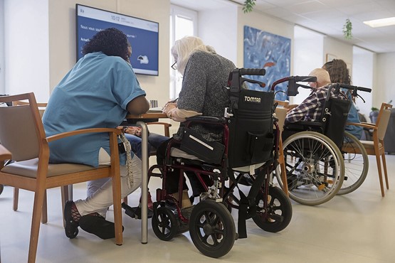 Il faut mieux exploiter le potentiel de main-d’œuvre nationale, par exemple en intégrant les réfugiés sur le marché du travail. Photo: Keystone