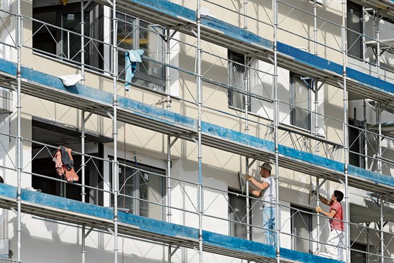 Dans le secteur du bâtiment, ce sont désormais les maîtres d’œuvre qui seront tenus responsables du paiement des cotisations sociales.Photo: Keystone