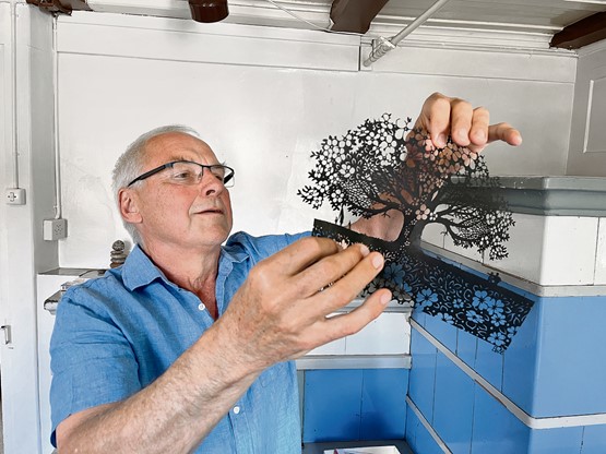 Während andere zur Schere greifen, schneidet Bruno Weber seine Werke seit Jahrzehnten mit dem Messer.  Bild: CR