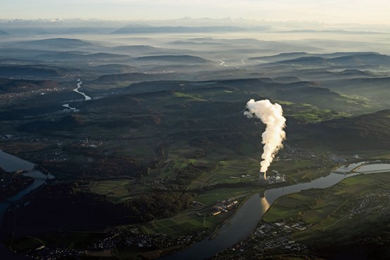 Kernkraftwerke – hier jenes von Leibstadt – sind für die Stromversorgung der Schweizer Wirtschaft unverzichtbar. Bild: Keystone