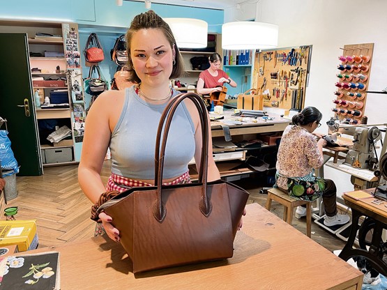 Der Nachhaltigkeitsgedanke spielt für Lorena Marbot eine wichtige Rolle. Im Bild ihre selbst gefertigte Tasche, die im Rahmen einer Projektarbeit an der Berufsschule entstanden ist. Bild: CR