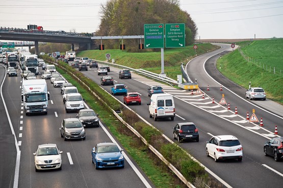 Die weiterhin zunehmenden Staus auf Schweizer Strassen sind ein massives Problem – gerade auch für KMU. Bild: Keystone