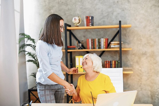 Die Unternehmen sollten das Arbeiten bis 67 aktiv testen und prüfen, ob sie und ihre Mitarbeiter vom freiwilligen längeren Arbeiten profitieren. Bild: 123RF