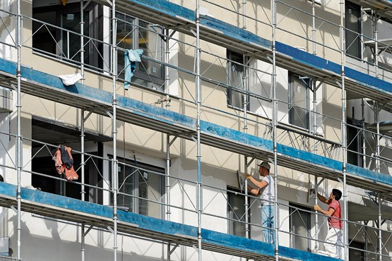 Im Baugewerbe sollen neu die Erstunternehmer für Sozialversicherungsbeiträge haften.Bild: Keystone