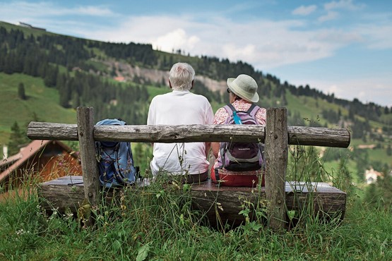 Die schöne Aussicht täuscht: Das Verhältnis von Erwerbstätigen zu Rentnern nimmt stetig ab, weil wir immer älter werden. Die Renten werden länger ausbezahlt. Das bringt die AHV in Schieflage. Bild: Keystone