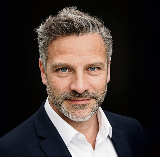 AnJesús Pampín ist Leiter des Kompetenzzentrums Cyber Risk bei der Mobiliar und Mitglied der Arbeitsgruppe Cyber beim Schweizerischen Versicherungsverband. Er ist seit 1997 in der Versicherungsbranche tätig und beschäftigt sich seit 13 Jahren vertieft mit der Versicherbarkeit von Cyberrisiken. 2015 entwickelte er erste Cyber-Versicherungslösungen für Privatpersonen und KMU in der Schweiz.