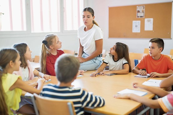 Am Ende der obligatorischen Schulzeit sollten Schüler über Kompetenzen in mindestens einer zweiten Landessprache und einer weiteren Fremdsprache (Englisch) verfügen. Bild: 123RF
