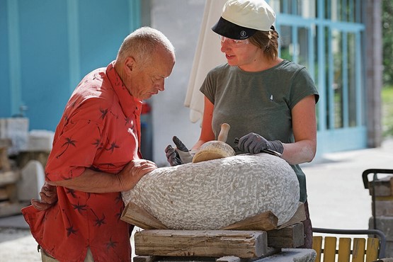 Mitinhaber und Co-Direktor der Scuola di Scultura di Peccia, hier links im Bild: «Im Zentrum unserer Kurse steht das praktische Arbeiten mit Stein, Ton, Gips, Holz, Bronze und weiteren Materialien.»Bild: zVg