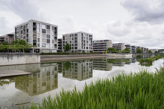 Pour disposer d’une offre de logements suffisante (photo: Glattpark à Opfikon, ZH), il faut rendre possible les activités liées à la construction et éviter de compliquer son financement en créant des obstacles artificiels. Ce que le Conseil fédéral est en train de faire!Photo: Keystone