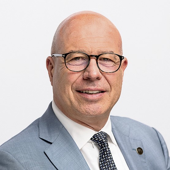 «NOUS ATTENDONS DU CONSEIL FÉDÉRAL QU’IL ALLÈGE LA CHARGE SUR LA PLACE INDUSTRIELLE SUISSE.» Fabio Regazzi, CE (TI/PLR) et président de l’usam