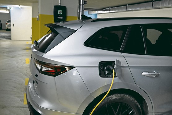 À l’avenir, si un locataire demande une borne de recharge, le propriétaire pourrait être obligé d’investir,envers et contre l’économie de marché. Photo: Keystone