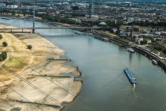 Niveau d’eau bas en Rhénanie-du-Nord-Westphalie, près de Düsseldorf: la navigation fluviale est restreinte jusqu’à Bâle, avec des répercussions sur l’approvisionnement de la Suisse. Photo: Keystone