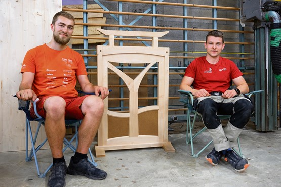 Augustin Mettraux (à dr.), candidat suisse aux WorldSkills, et son coach Loïc Santschi, qui avait obtenu une médaille en 2024.Photo: FOG