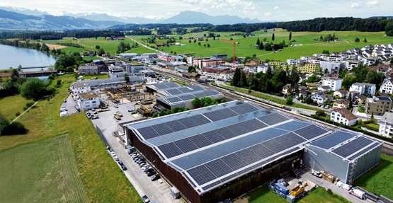 Auf dem rund 14 000 m2 grossen Dach der Spaeter AG in Sins realisiert Romande Energie zwei Solaranlagen im Contracting; eine kombiniert mit Batterie für den Eigenverbrauch, die zweite ohne Eigenverbrauch. Bild: zVg/ Volton Engineering