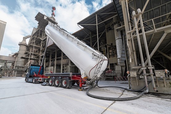 Die Schweizer Zementindustrie steht zwischen Netto-Null, Milliardeninvestitionen und internationalem Wettbewerbsdruck. Hier auf dem Bild ein Silo-LKW beim Entladen alternativer Brennstoffe. Bild: zVg