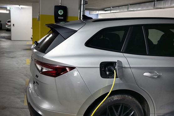Künftig könnte der Wunsch eines Einzelnen nach einer Ladeinfrastruktur eine Investitionspflicht für den Eigentümer auslösen – obwohl kein Marktversagen vorliegt. Bild: Keystone