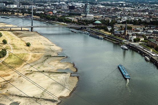  Niedrigwasser in Nordrhein-Westfalen bei Düsseldorf: Die Binnenschifffahrt ist bis hinauf nach Basel eingeschränkt  – mit Folgen für die Versorgung der gesamten Schweiz. Bild: Keystone