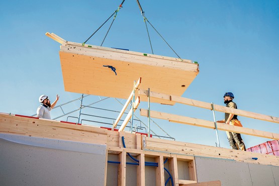 Holz vereint zeitlose Ästhetik mit nachhaltiger Bauweise und einem unvergleichlichen Wohngefühl. Die S. Müller Holzbau AG in Wil investiert laufend in neue Technologien, Prozesse, Weiterbildung und Organisation. Bild: zVg