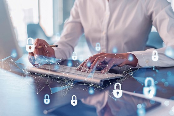 Cybersicherheit ist auch Chefsache. Gerade für KMU können unklare Zuständigkeiten, menschliche Fehler oder fehlende Notfallpläne nach einem Cyberangriff schnell existenzielle Folgen haben.Bild: 123RF
