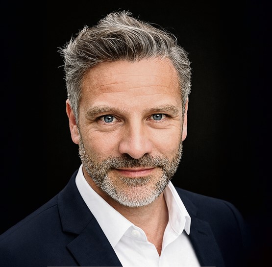 Jesús Pampín ist Leiter des Kompetenzzentrums Cyber Risk bei der Mobiliar und Mitglied der Arbeitsgruppe Cyber beim Schweizerischen Versicherungsverband. Er ist seit 1997 in der Versicherungsbranche tätig und beschäftigt sich seit 13 Jahren vertieft mit der Versicherbarkeit von Cyberrisiken. 2015 entwickelte er erste Cyber-Versicherungslösungen für Privatpersonen und KMU in der Schweiz.