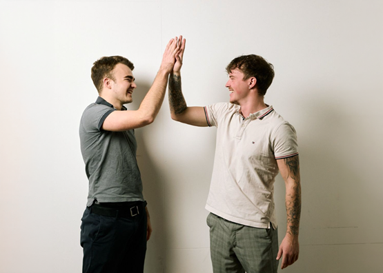 Sandro und Tim Jäggi möchten mit ihrer Plattform minijobSwiss Jugendlichen den Einstieg in die Arbeitswelt erleichtern.
