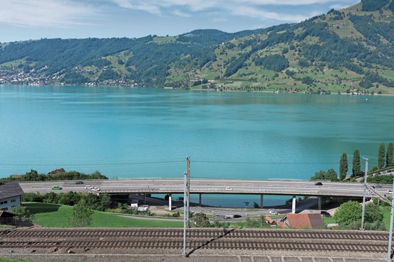 Strasse und Schiene müssen parallel entwickelt werden, damit sie ineinandergreifen. Eine verkehrsträgerübergreifende Planung der Infrastrukturen macht Sinn – und ebenso eine rechtliche Verknüpfung. Bild: Keystone