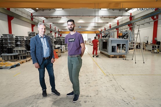 Davide Paterlini, directeur d’exploitation de l’usine Hydac SA à Mezzovico, avec le conseiller en énergie PEIK, l’ingénieur Silvio Giacomini: si toutes les mesures du conseil en énergie PEIK sont mises en œuvre, la consommation énergétique de l’usine sera réduite d’un tiers.Photos: Martin Bichsel  / SuisseEnergie