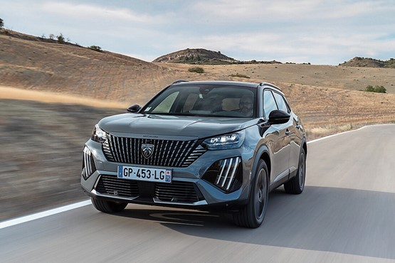 Die neue Lichtsignatur mit je drei vertikalen LED-Streifen steht dem Peugeot E-2008 gut.Bild: zVg