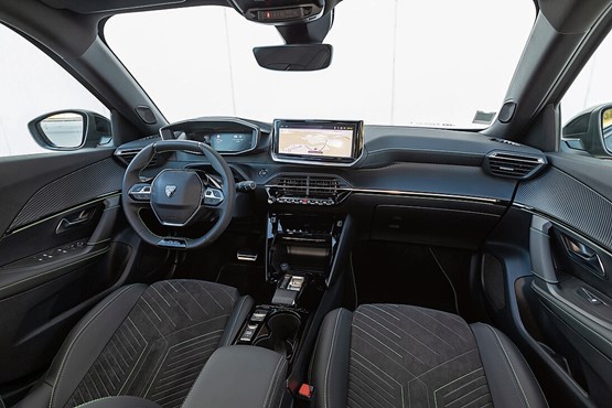 Die neue Lichtsignatur mit je drei vertikalen LED-Streifen steht dem Peugeot E-2008 gut.Bild: zVg