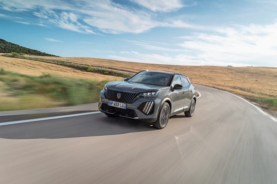 Die neue Lichtsignatur mit je drei vertikalen LED-Streifen steht dem Peugeot E-2008 gut.Bild: zVg