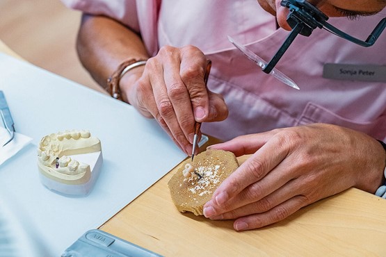 Branche mit viel Fingerspitzengefühl: Zahntechniker sind in erster Linie Handwerker und Künstler. Sind sie darüber hinaus Laborinhaber, müssen sie jedoch auch wirtschaftlich denken, d. h. am Ball bleiben und sich regelmässig mit neuen Techniken und Materialien befassen und auseinandersetzen. Bild: zVg