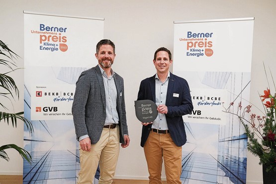 Klimapositiv und voller Tatendrang: Die beiden Emmentaler Markus und Renato Vögeli haben zahlreiche Preise gewonnen für ihre weltweit erste Druckerei, die mit dem Gold-Standard zertifiziert wurde. Bilder: zVg